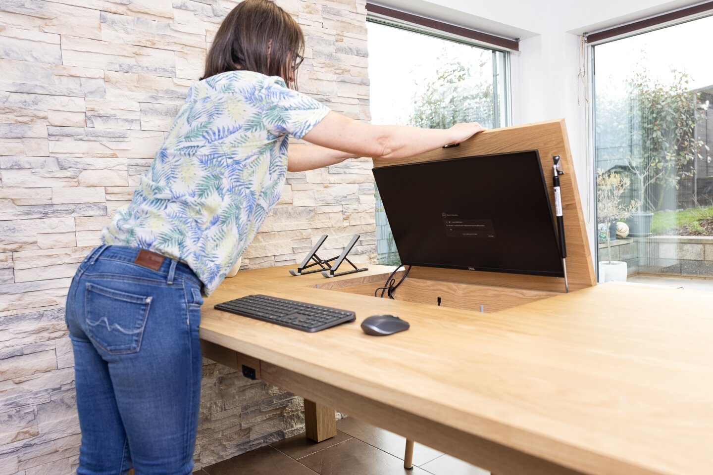 Homeoffice Esstisch mit integriertem Bildschirm wird es zum Schreibtisch